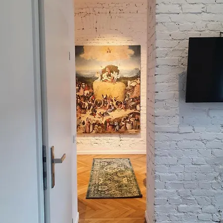 Rzut Beretem Od Piotrkowskiej / A Stone's Throw From Piotrkowska * 罗兹