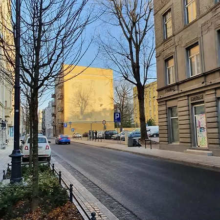 Apartment Rzut Beretem Od Piotrkowskiej / A Stone's Throw From Piotrkowska *