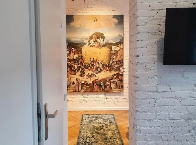 Rzut Beretem Od Piotrkowskiej / A Stone's Throw From Piotrkowska * Łódź