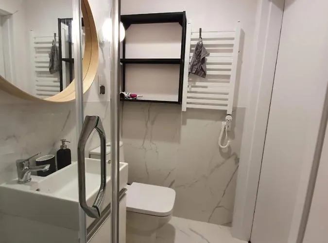 Rzut Beretem Od Piotrkowskiej / A Stone's Throw From Piotrkowska Łódź